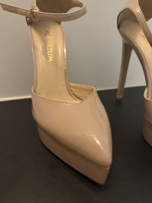 Елегантни обувки от естествен лак на висок ток и платформа.