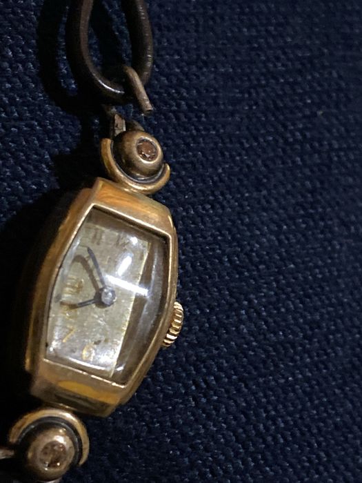 Швейцарски часовник CYMA с естествени диаманти