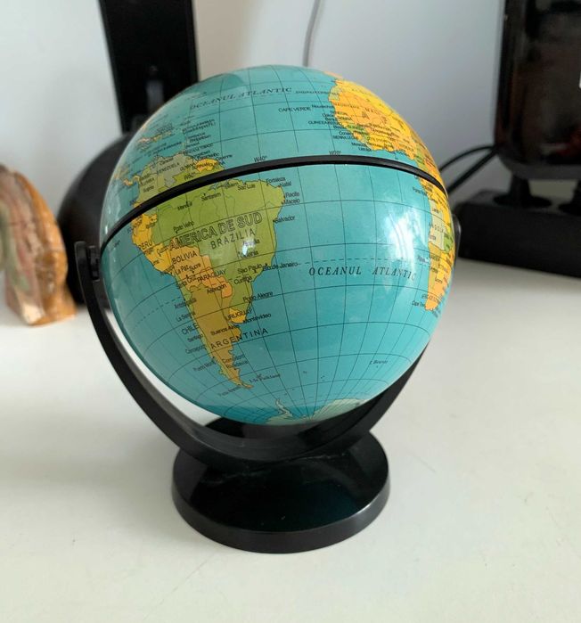 Glob pământesc mic, rotativ, cu suport negru – perfect pentru birou