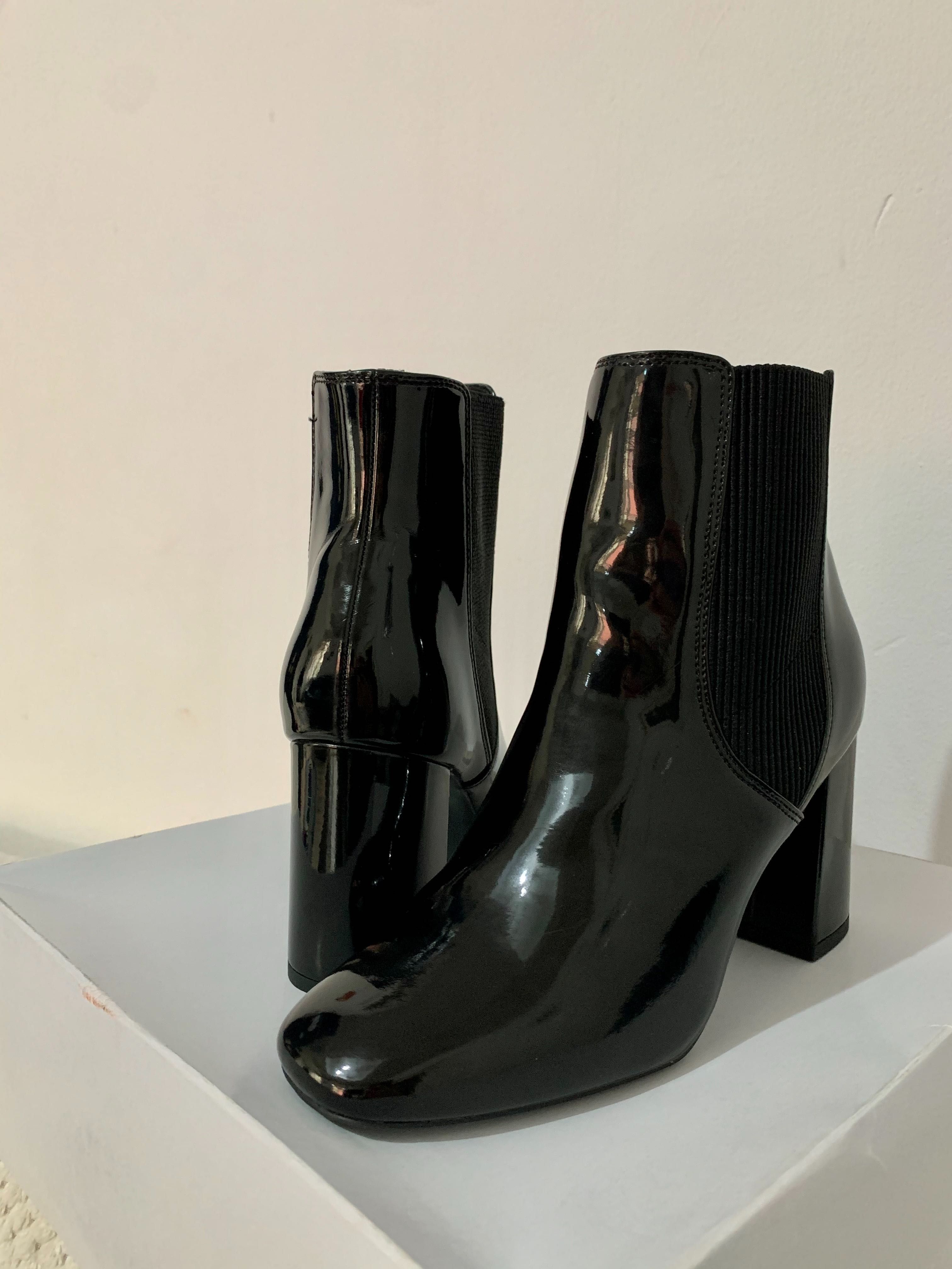 Botine lăcuite, noi, nepurtate, elegante