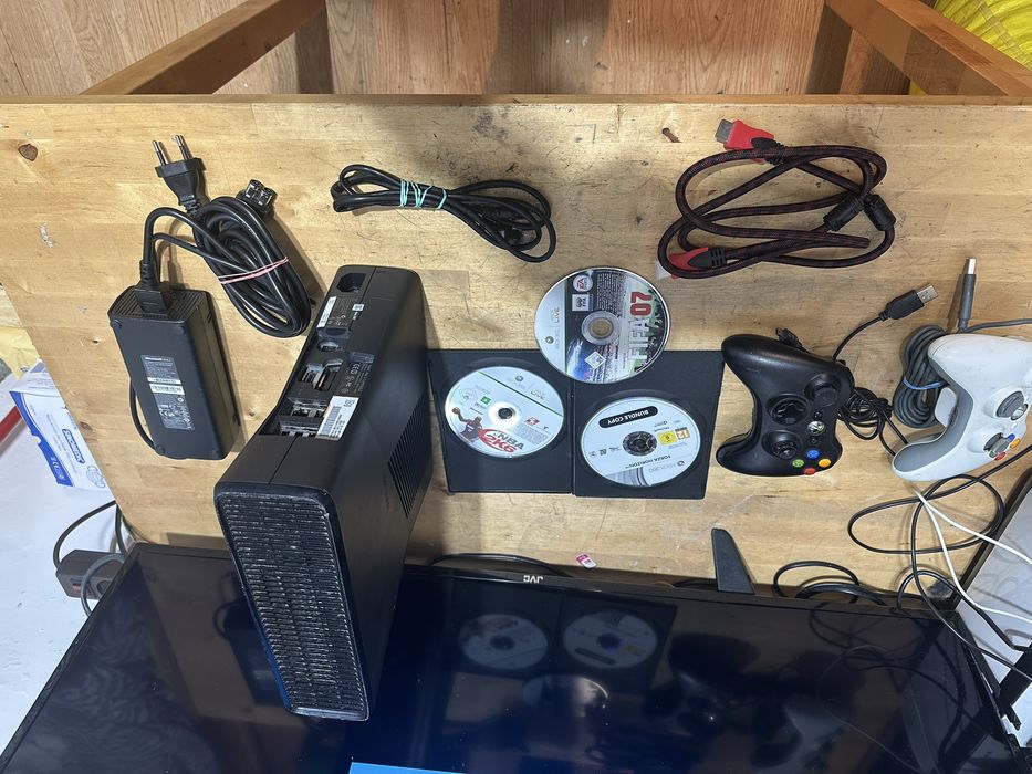 Consola xbox 360s cu doua manete si jocuri