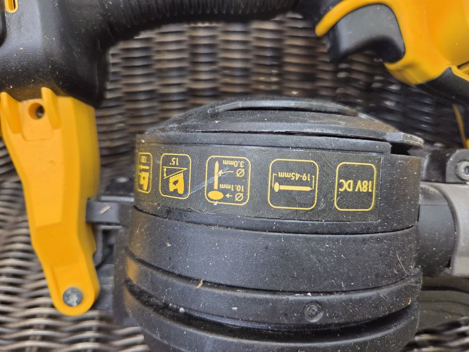 Pistol de batut cuie in lemnDeWalt DCN45RN