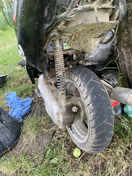Vand scuter aprillia pentru piesa 450 lei .Si o bicicleta cu motor