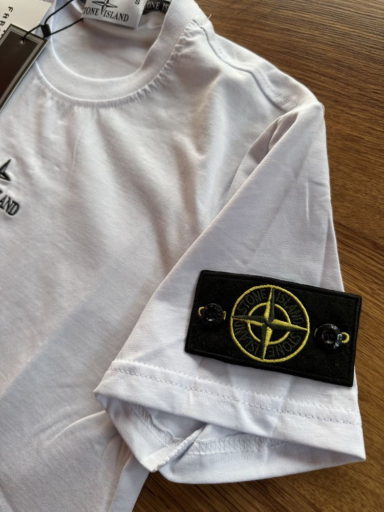 Мъжка,памучна,бяла тениска Stone Island с голяма щампа на гър