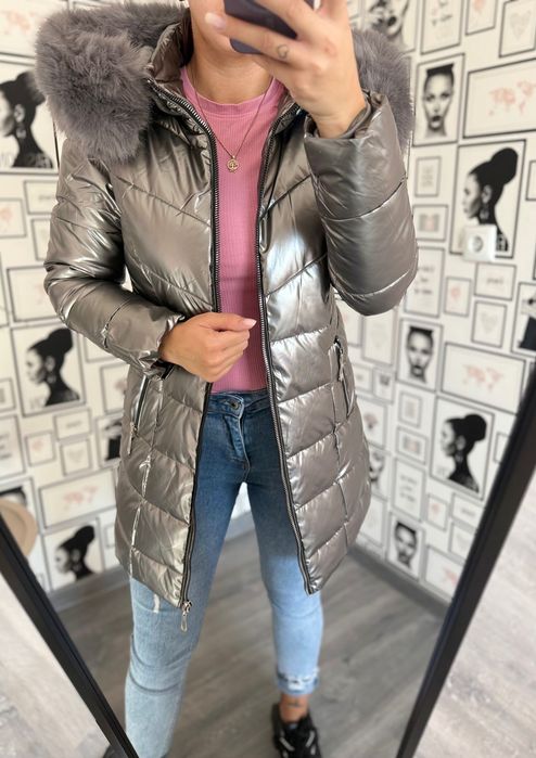 Топло дамско яке с голям пух на качулката