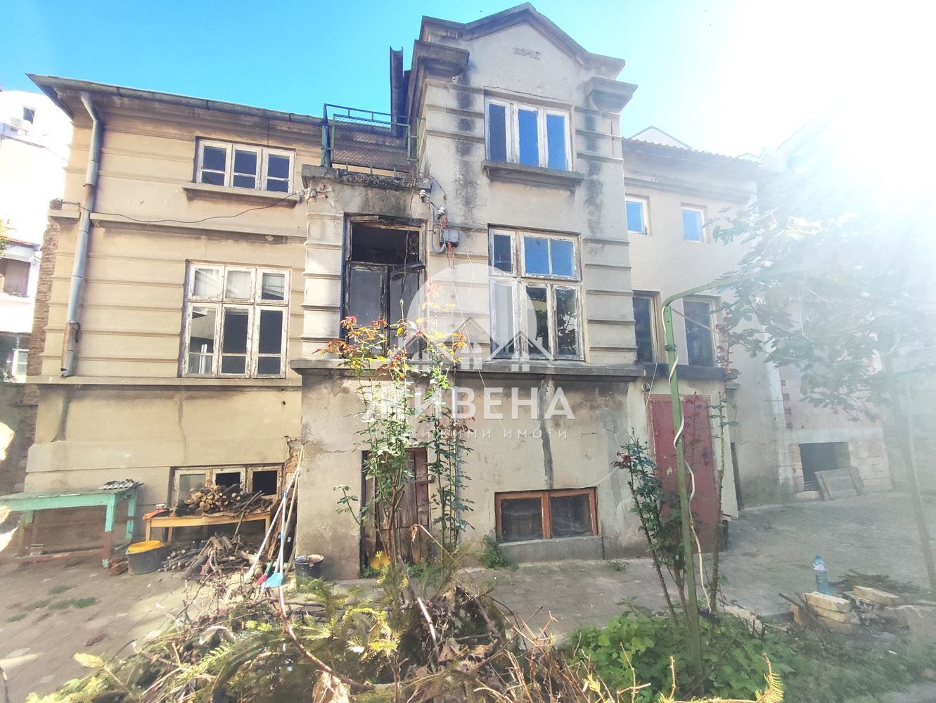 Продавам къща в района на Операта и Бизнес хотел