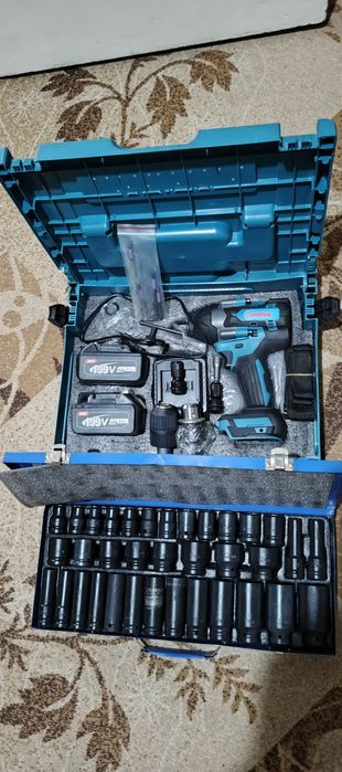 Гайковёрт с набором ударные головок