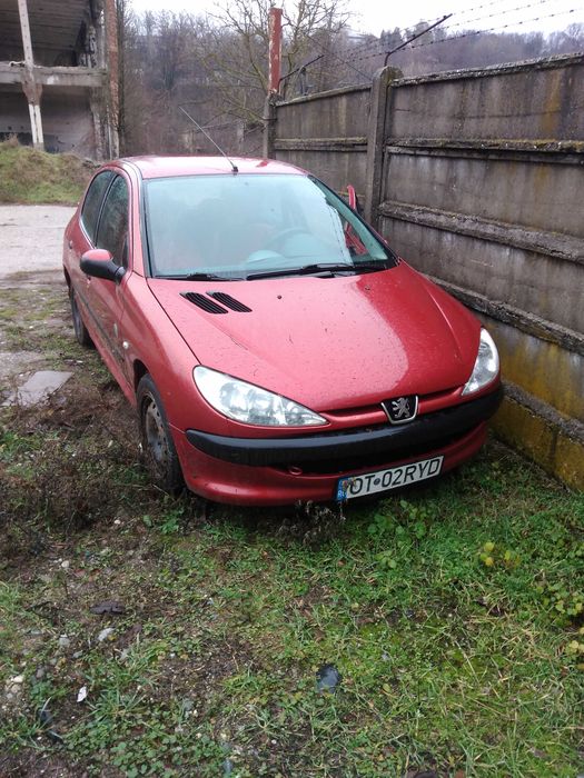 Vand auto peugeot 206 diesel fabricat in anul 2005