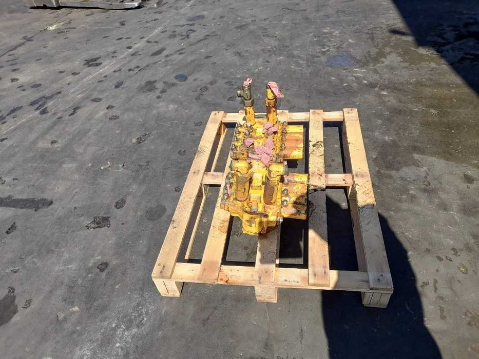 Distribuitor hidraulic excavator pe roti Liebherr A902