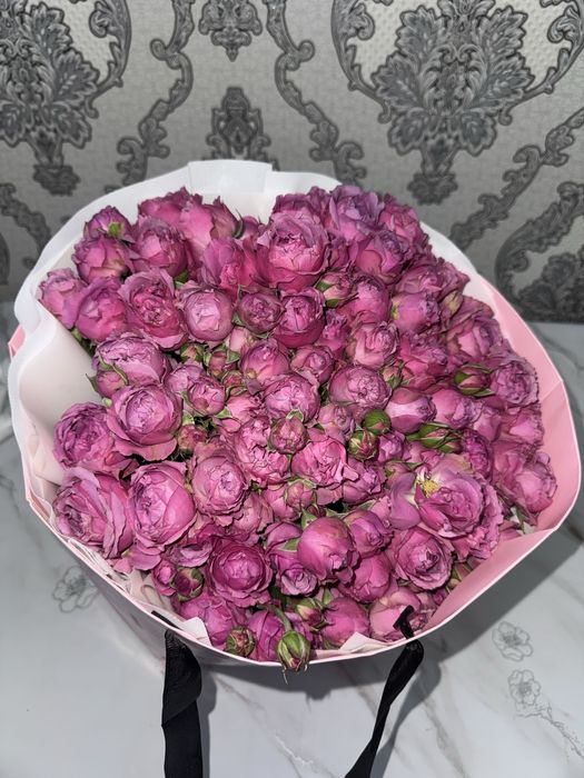 Розовые розы свежие