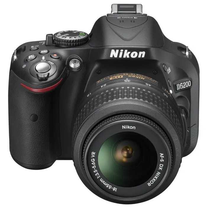 Nikon D5200 + obiectiv DX 18 - 105 mm + accesorii + geanta Fancier