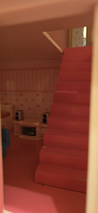 Casuta de păpuși din lemn cu mobila