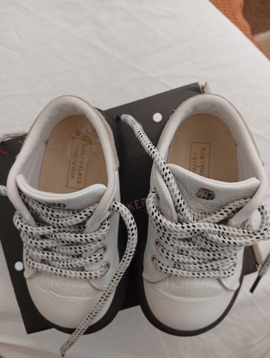 Бебешки обувки носени са само веднъж