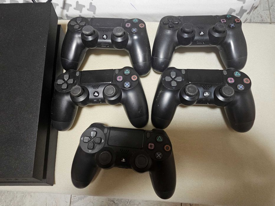 Плейстейшън 4 с 5 джоестика