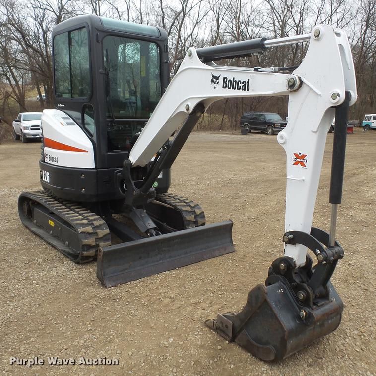 Inchiriez miniexcavator Bobcat cu picon