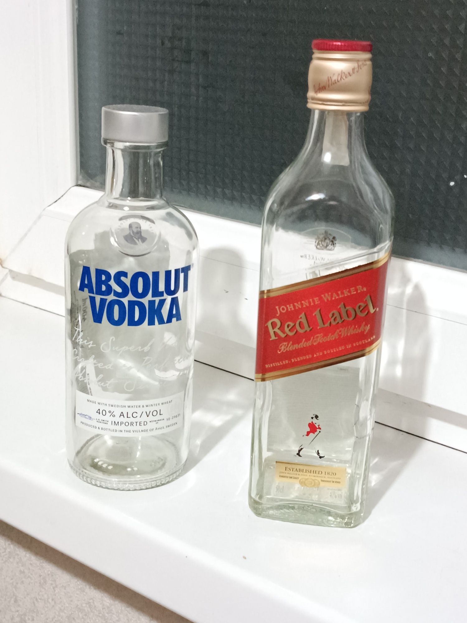 Стеклянная бутылка из под алкоголя, пустая