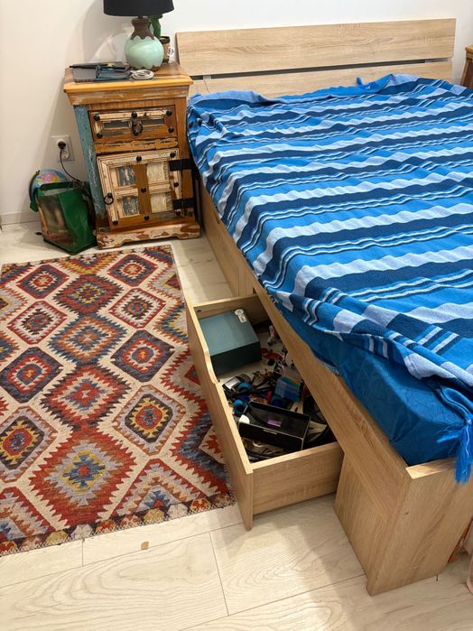 Pat versatil cu lăzi de depozitare și rafturi pentru carti