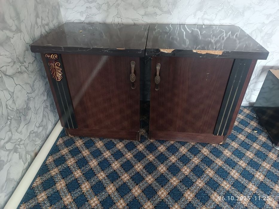 Комод с тумбами в среднем состоянии