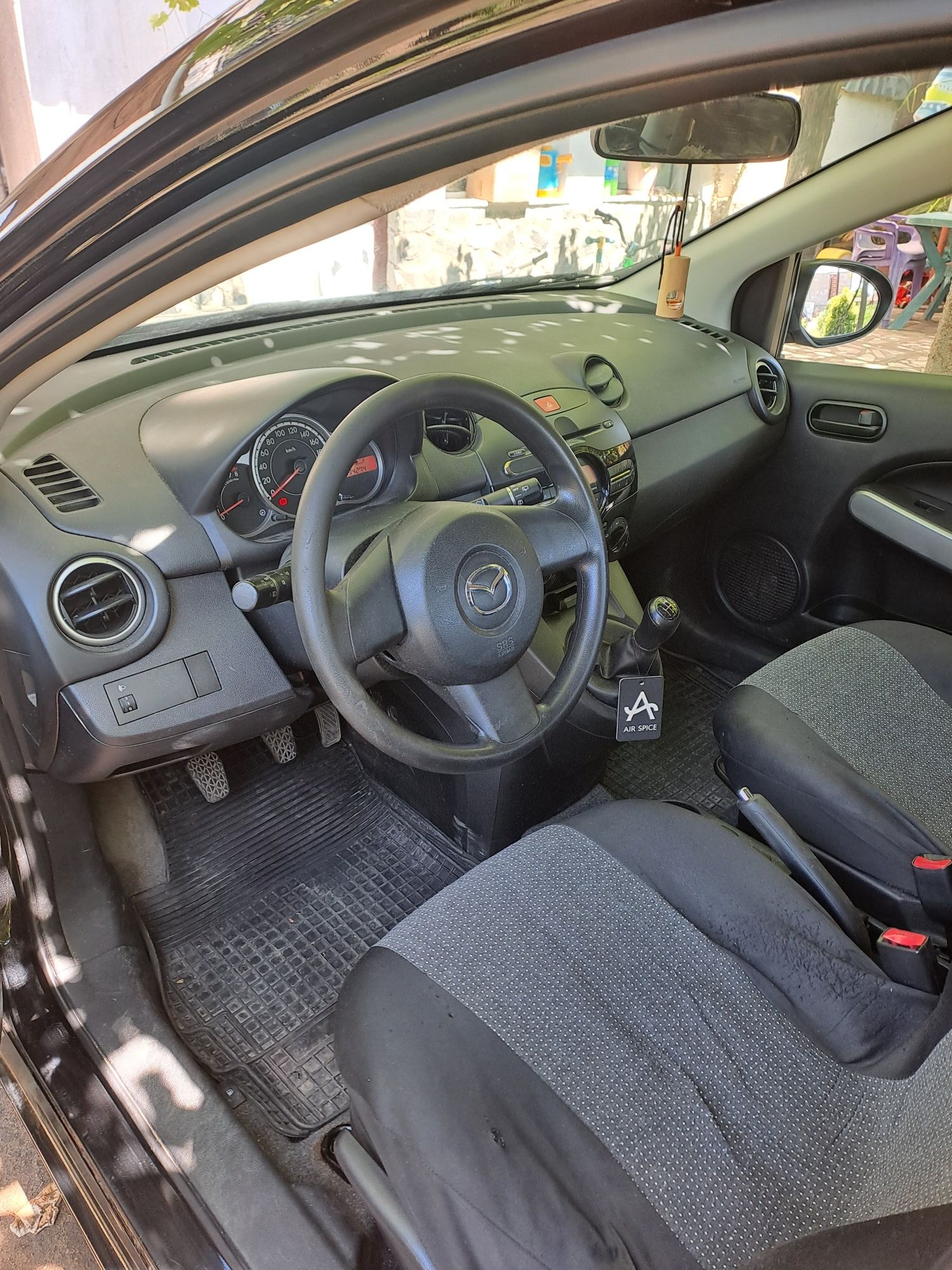 Лек автомобил mazda2
