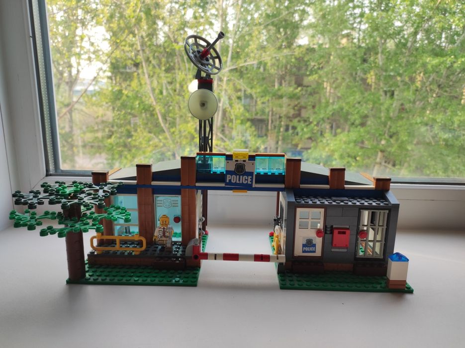 Продам оригинальный Лего набор полицейский участок.