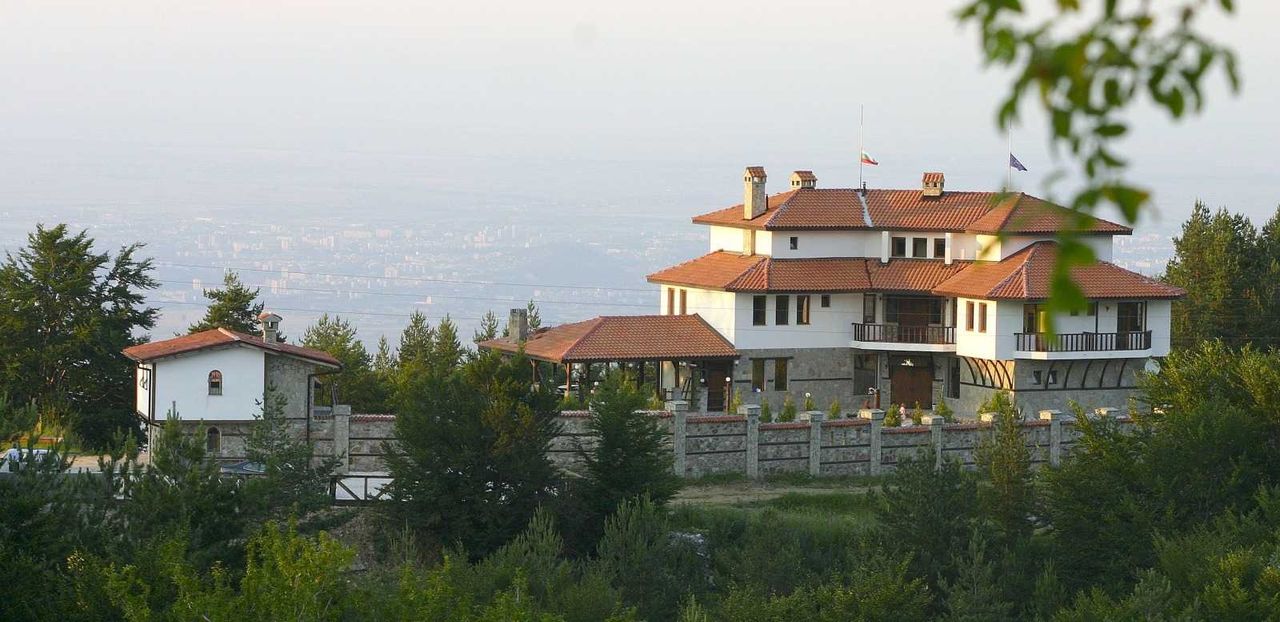 Продава се Хотел в с. Бойково, Област Пловдив - 1100 кв.м за 1228 €/кв.м - Снимка #4