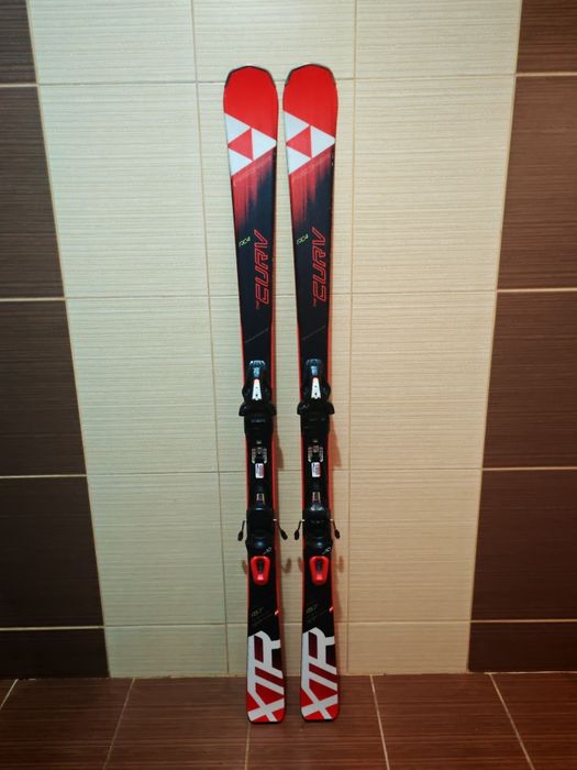 Schiuri Fischer RC4 The Curv XTR 157cm-clapari ski.
Acestea sunt schi