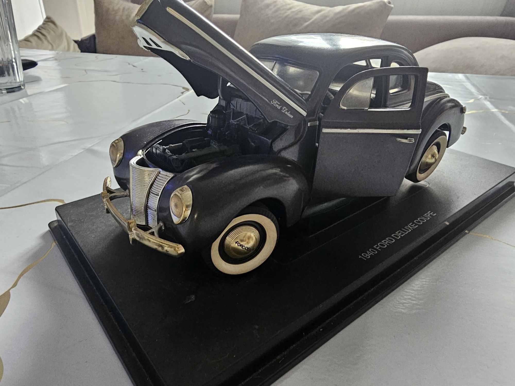 Малко ретро - 1940 
Ford Deluxe Coupe 
Мащаб 1/18
Цена 100лв