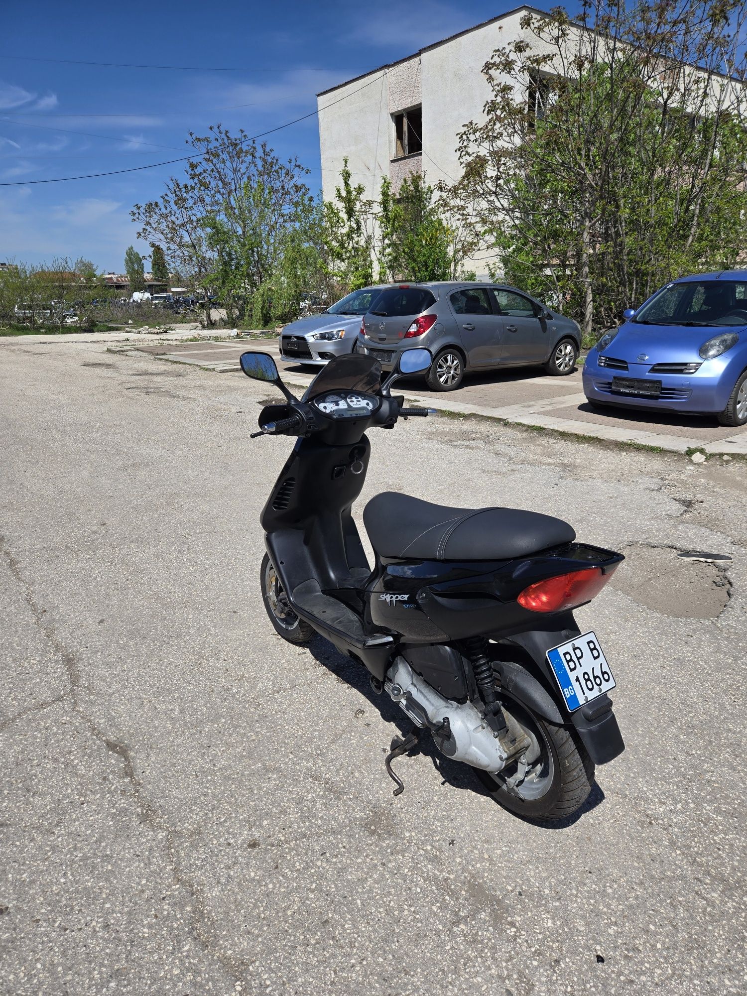 Продават49 и 150 куб piaggio. peugeot на части