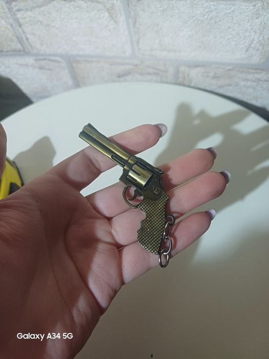 Метална висулка револвер