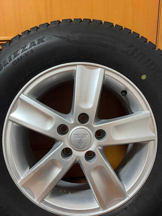 Комплект зимних шин Bridgestone 225/70/R16 Blizzak DM-V3 с дисками