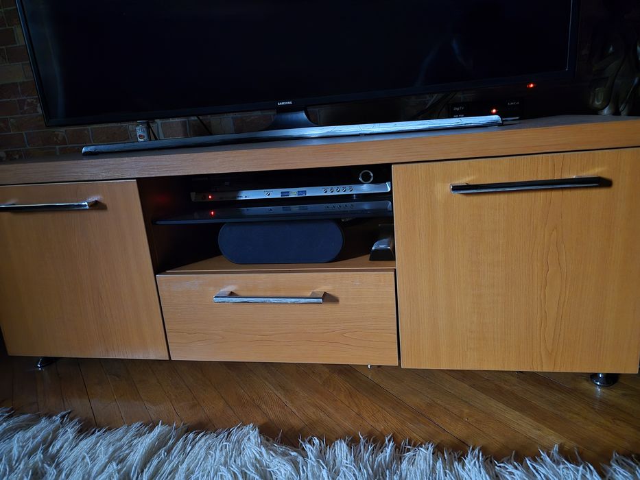 Vând comoda tv cu spațiu depozitare