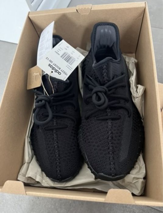 Adidasi noi cu eticheta