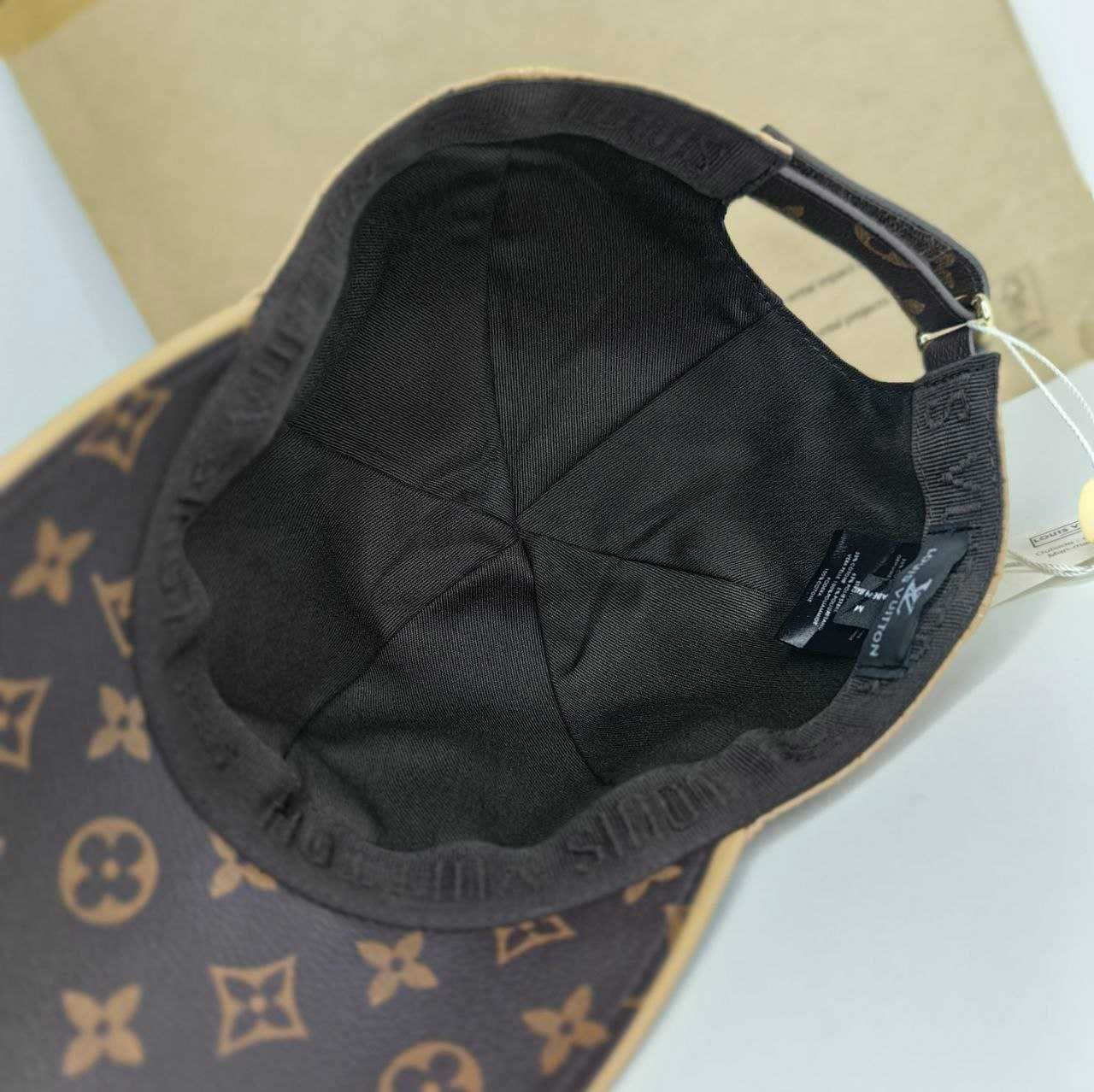 Шапка  ​Louis Vuitton LV