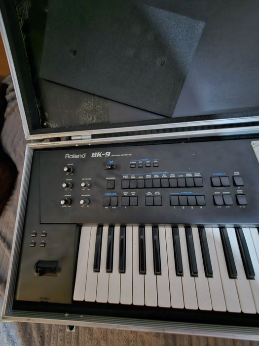 Roland BK 9 arata și funcționează foarte bine