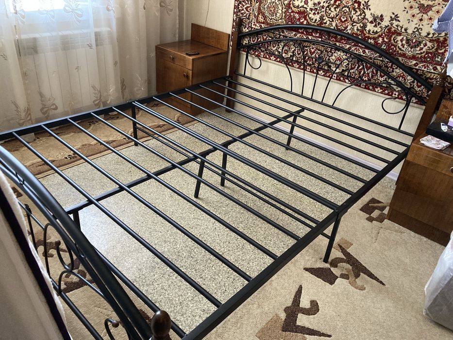 Продам железную кровать 160*200 в хорошем состоянии