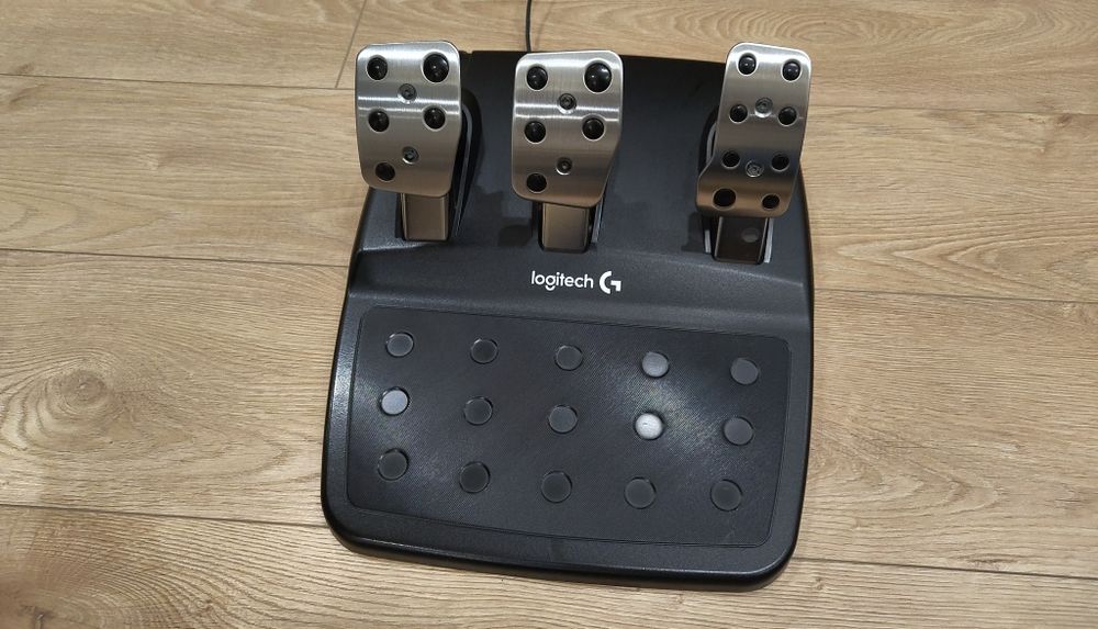 Logitech g 29+shifter+захранващ кабел+3 педала.