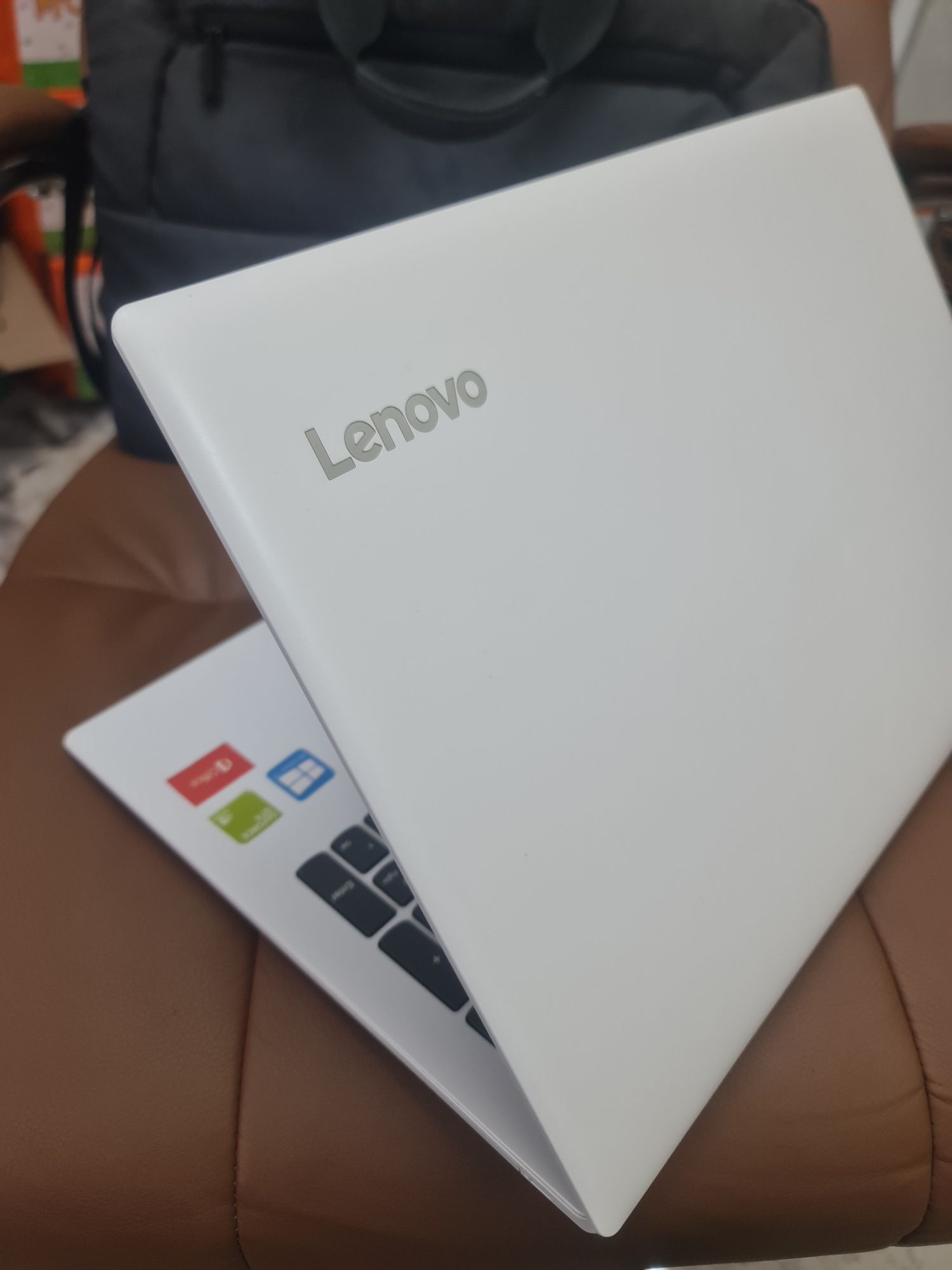 Белый ноутбук Lenovo почти новый