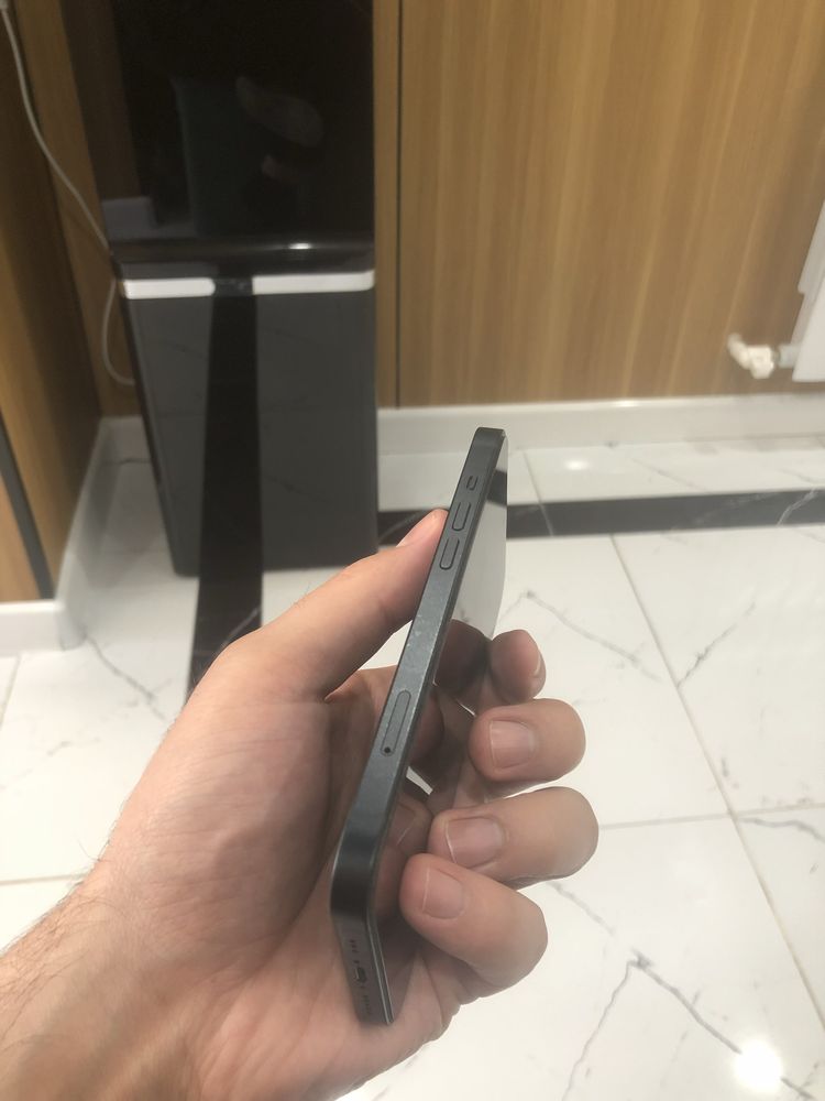 Apple. iPhone 13