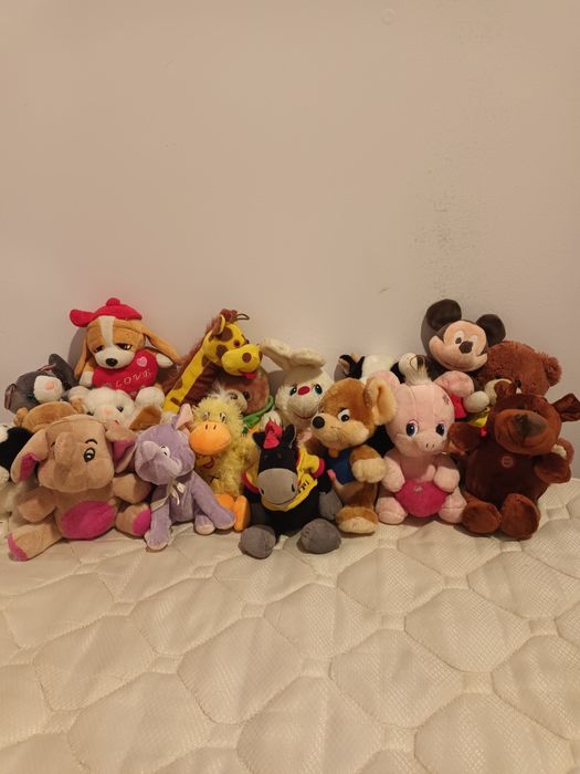 Голям мечок и плюшени играчки