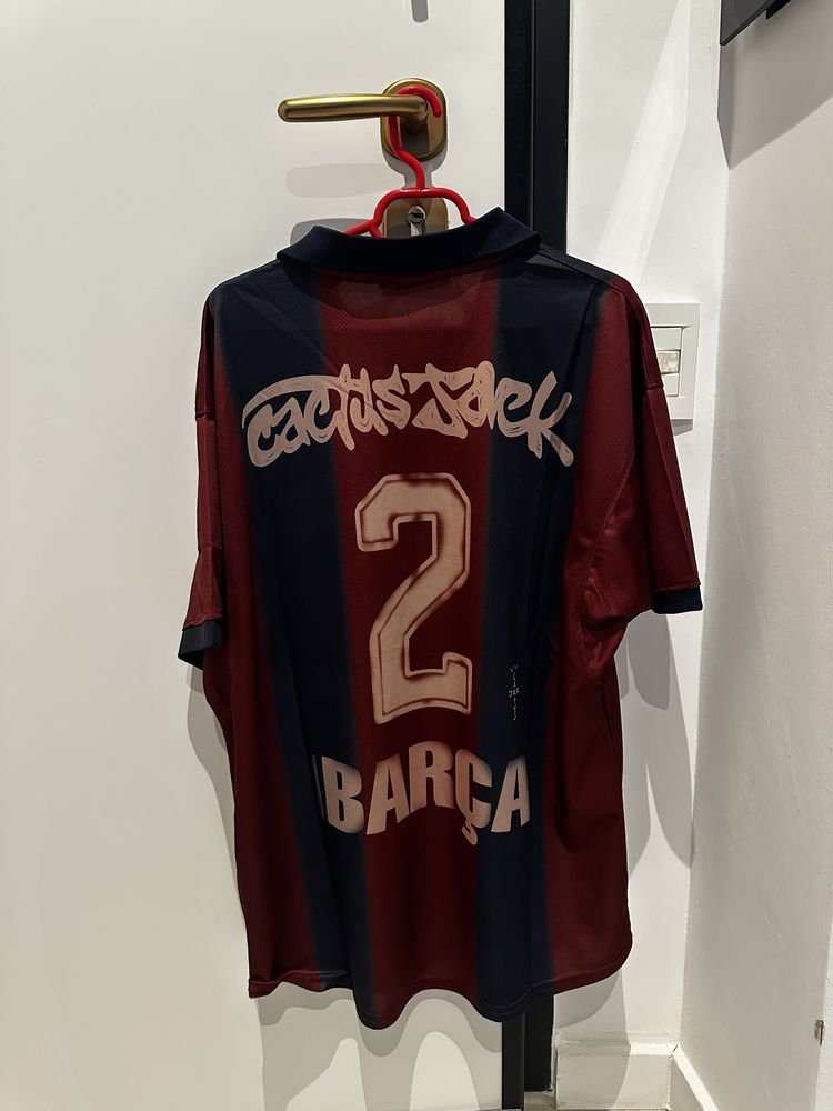 Tricou Barcelona x Travis