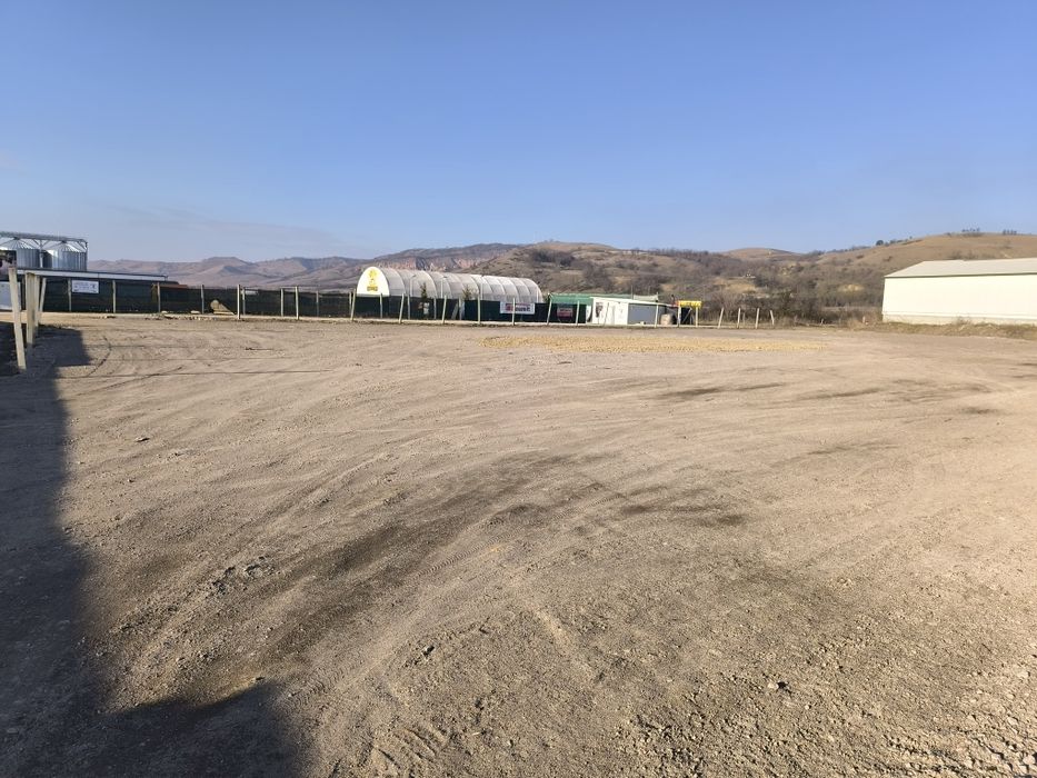 Închiriez teren intravilan