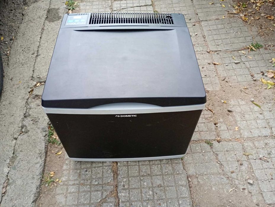 Къмпинг хладилник-фризер Dometic 12/220 волта