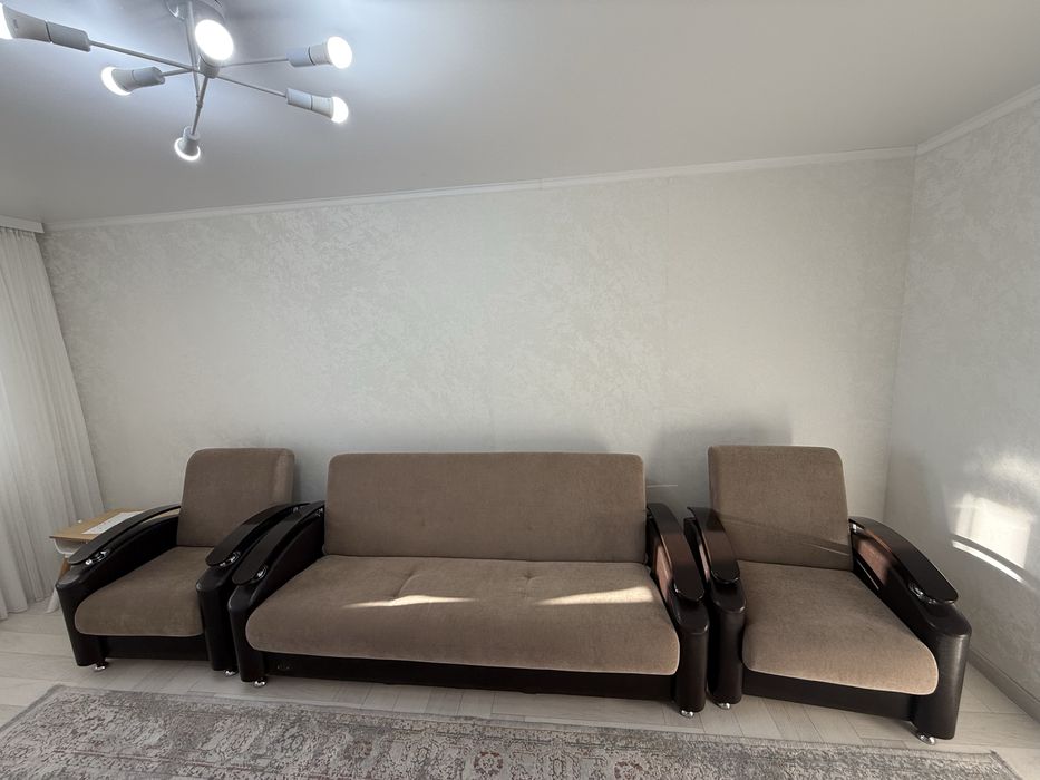 Продам белорусский диван с двумя креслами, в хорошем состоянии.