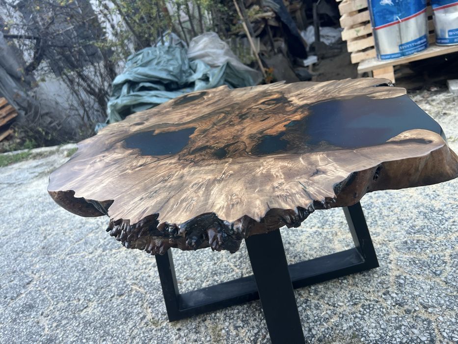 Налична уникална маса от орех и епоксидна смола