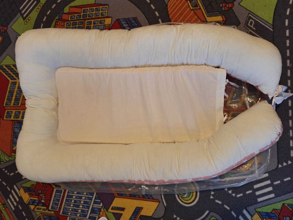 Cocon Bebelus Baby Nest roz cu stele albe