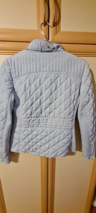 Яке в светло син цвят.