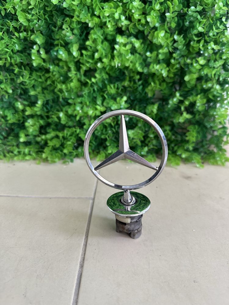 Емблема Mercedes-Benz