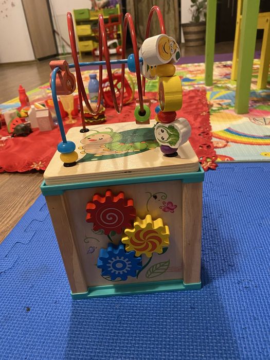 Cub interactiv din lemn