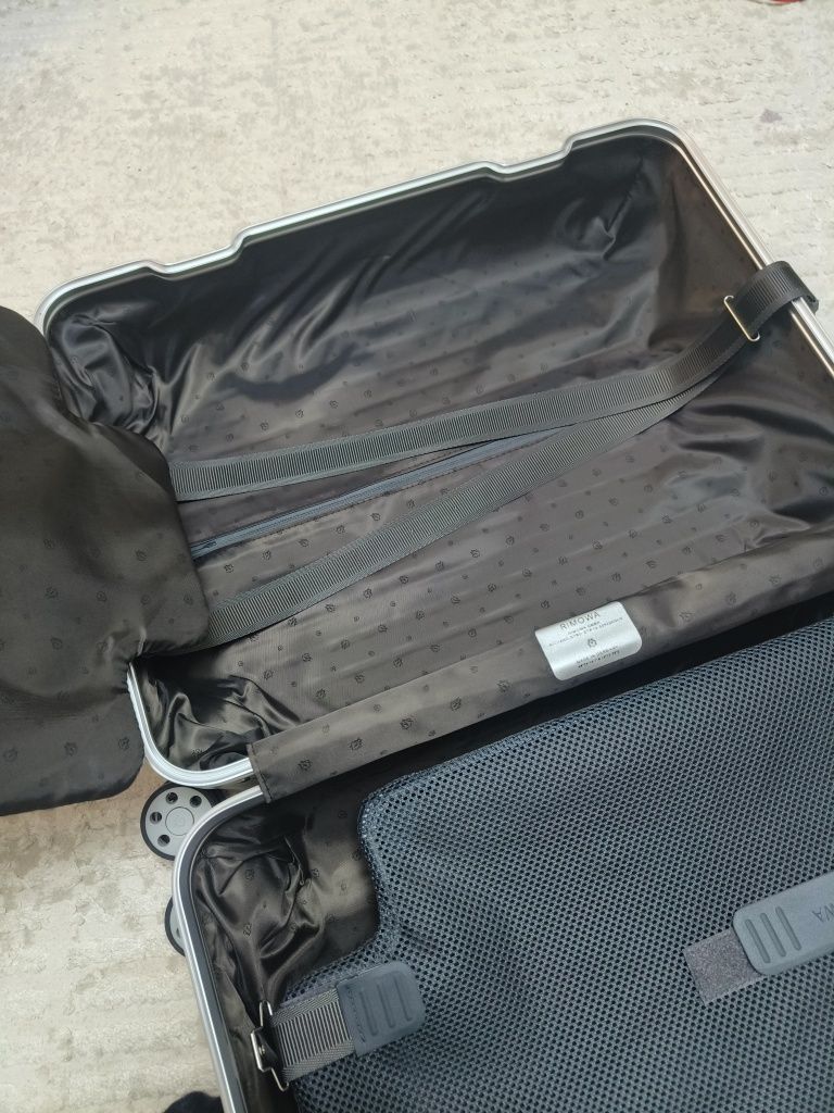 Продаю Чемодан Rimova