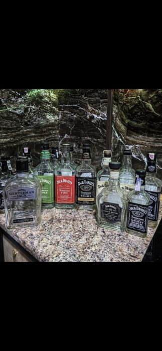 Лот от празни бутилки